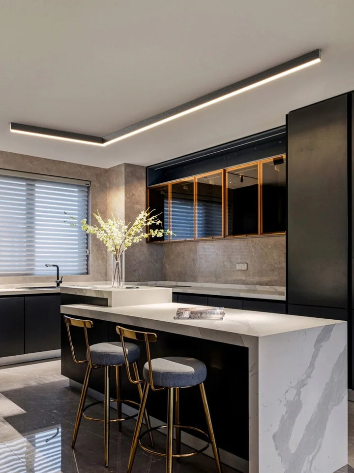 "Minimalistische LED plafondlamp met strak aluminium ontwerp, Scandinavische stijl en energiezuinige verlichting."
