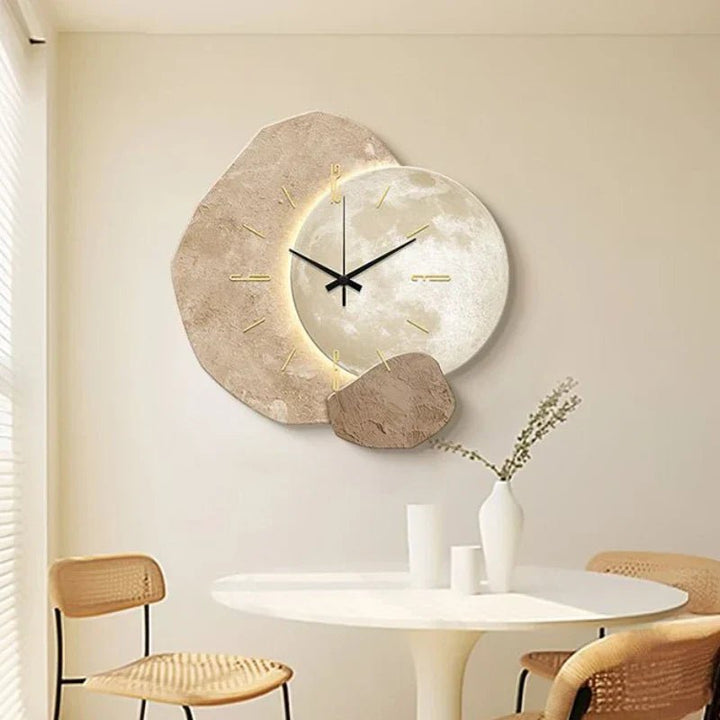 Minimalistische Scandinavische wandklok, rond en strak ontwerp met hout en metaal, in moderne kleuren, ideaal voor interieur.