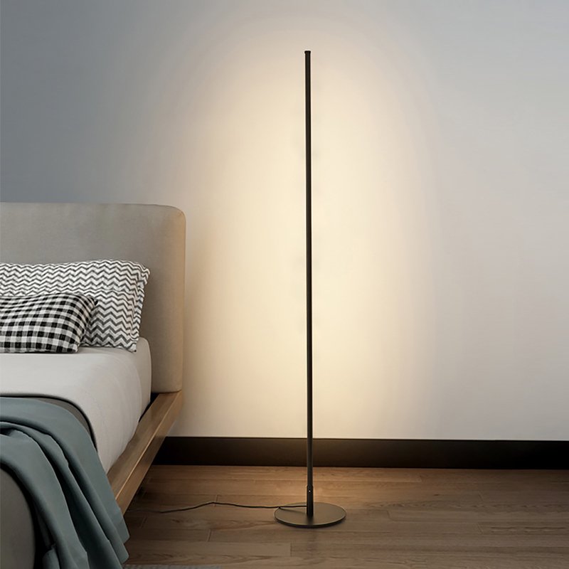 "Moderne LED staande lamp met zwarte en witte afwerking, inclusief afstandsbediening, ideaal voor sfeerverlichting."