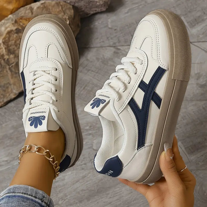 "Moderne orthopedische dames sneakers, wit met ademende stof en stevige zolen voor comfort en ondersteuning."