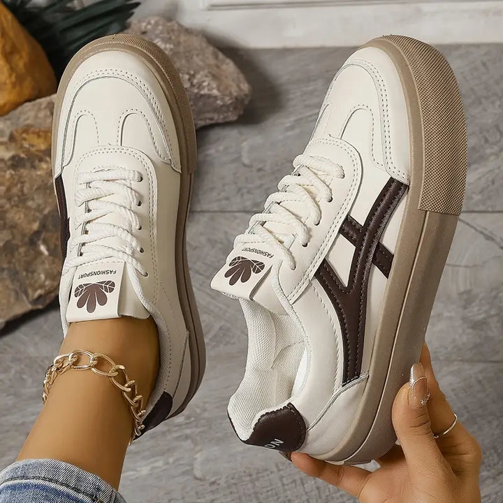 "Moderne orthopedische dames sneakers, wit met ademende stof en stevige zolen voor comfort en ondersteuning."