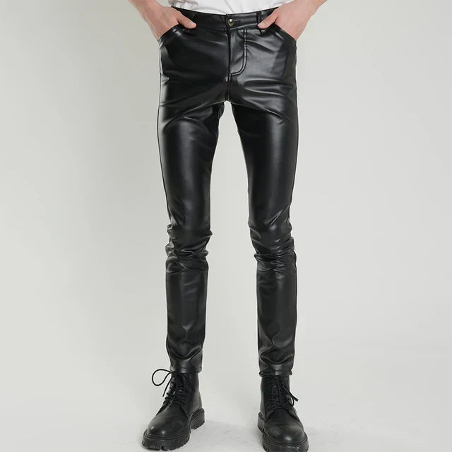 "Moderne skinny fit leren broek voor heren, zwart, elasticiteit voor comfort, gestroomlijnde look, punk-stijl."
