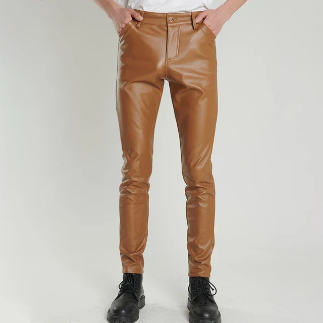 "Moderne skinny fit leren broek voor heren, zwart, elasticiteit voor comfort, gestroomlijnde look, punk-stijl."