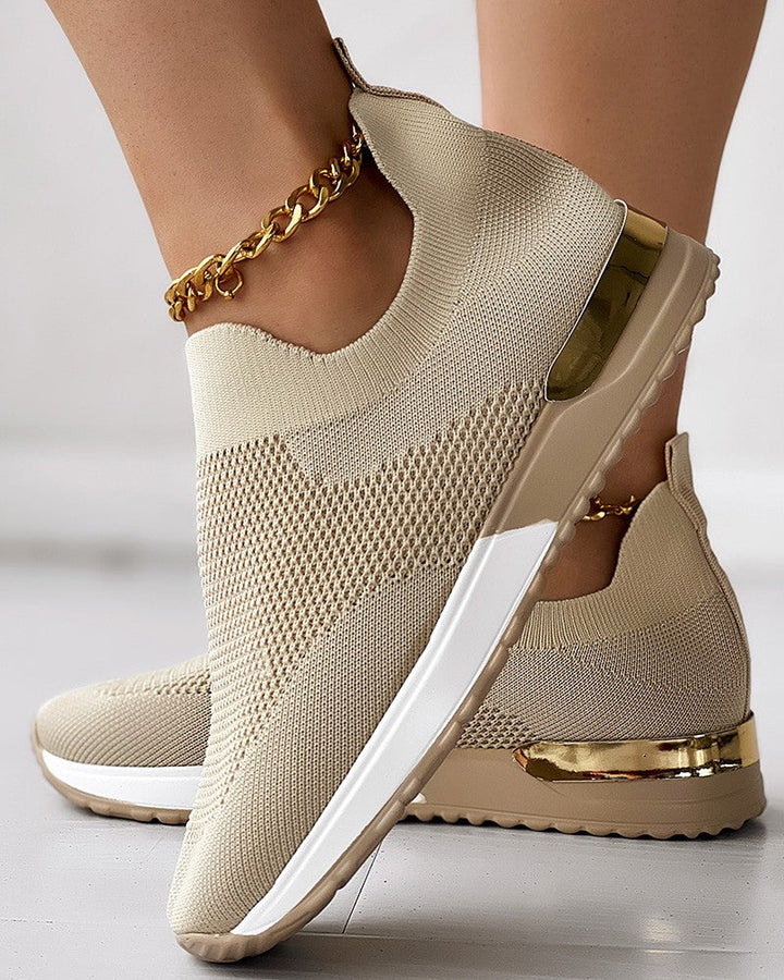 "Moderne slip-on gebreide sneakers met gouden accenten, ademend en comfortabel voor dagelijks gebruik."
