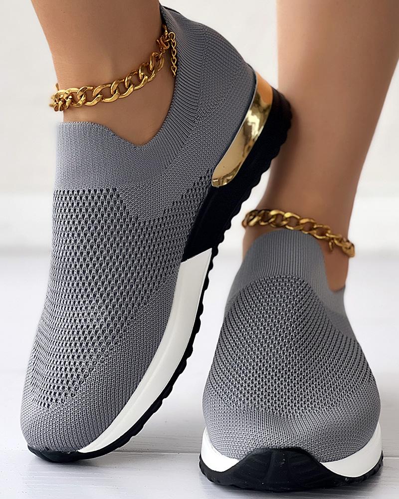 "Moderne slip-on gebreide sneakers met gouden accenten, ademend en comfortabel voor dagelijks gebruik."