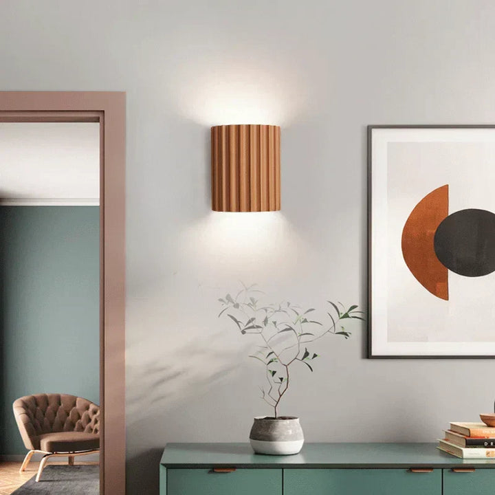 Moderne wandlamp van kunsthars met artistiek ontwerp, energiezuinig LED-licht, geschikt voor elke kamer.