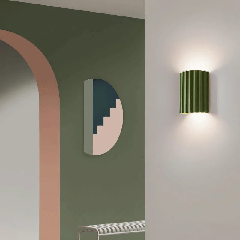 Moderne wandlamp van kunsthars met artistiek ontwerp, energiezuinig LED-licht, geschikt voor elke kamer.