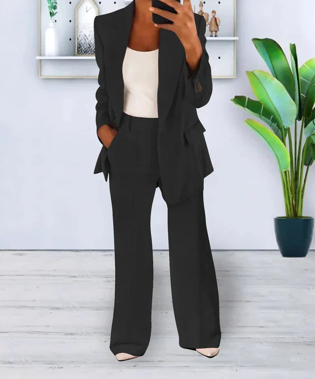 Modieus damespak: oversized blazer en rechte broek van comfortabele stretchstof. Veelzijdige, elegante set.