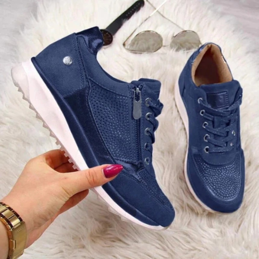 "Modieuze beige orthopedische damessneakers met zijrits en ademend materiaal, ideaal voor comfort en dagelijks gebruik."