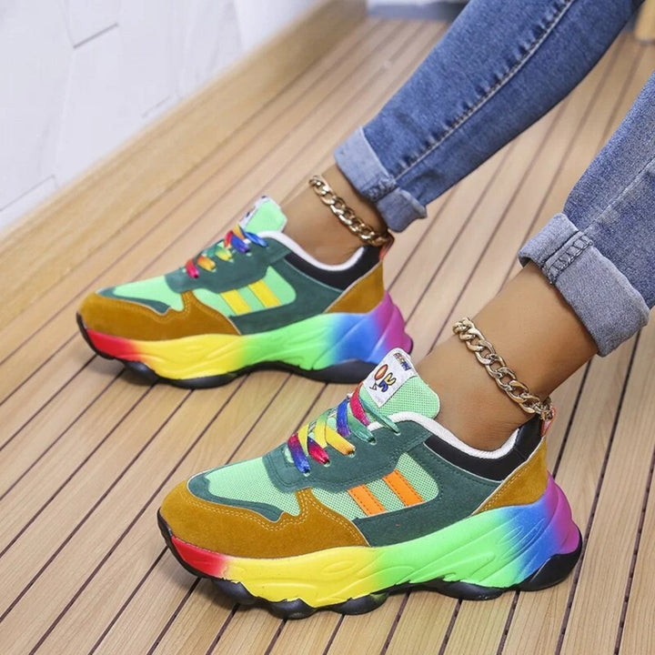 "Modieuze blauwe dames sneakers met verhoogde zool, lichtgewicht design en schokabsorberende zool voor extra comfort."