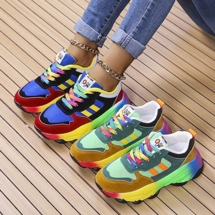 "Modieuze blauwe dames sneakers met verhoogde zool, lichtgewicht design en schokabsorberende zool voor extra comfort."