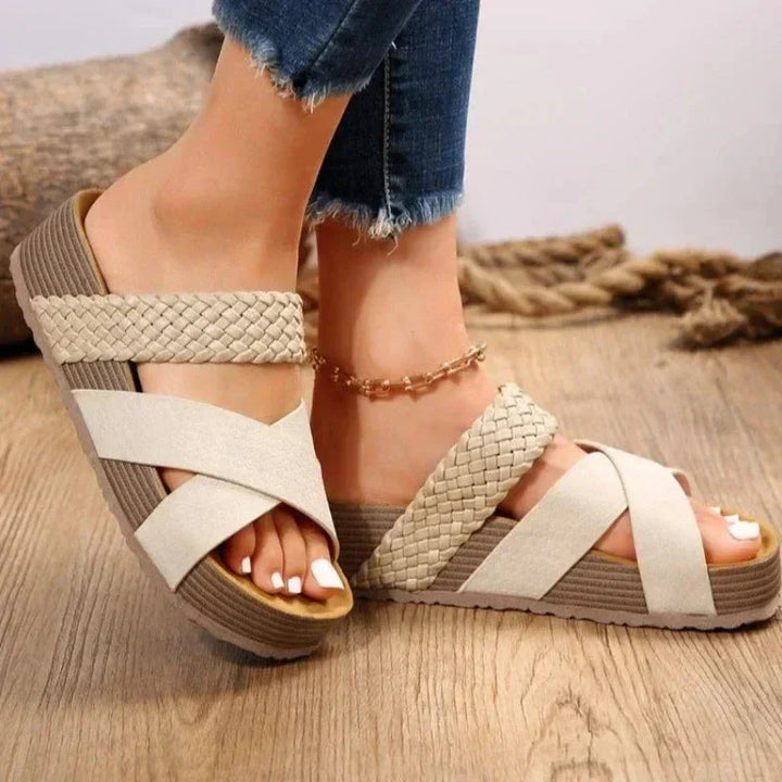 Elegante dames plateau sandalen met gekruiste banden; stijlvolle zomerschoenen voor elke casual gelegenheid.