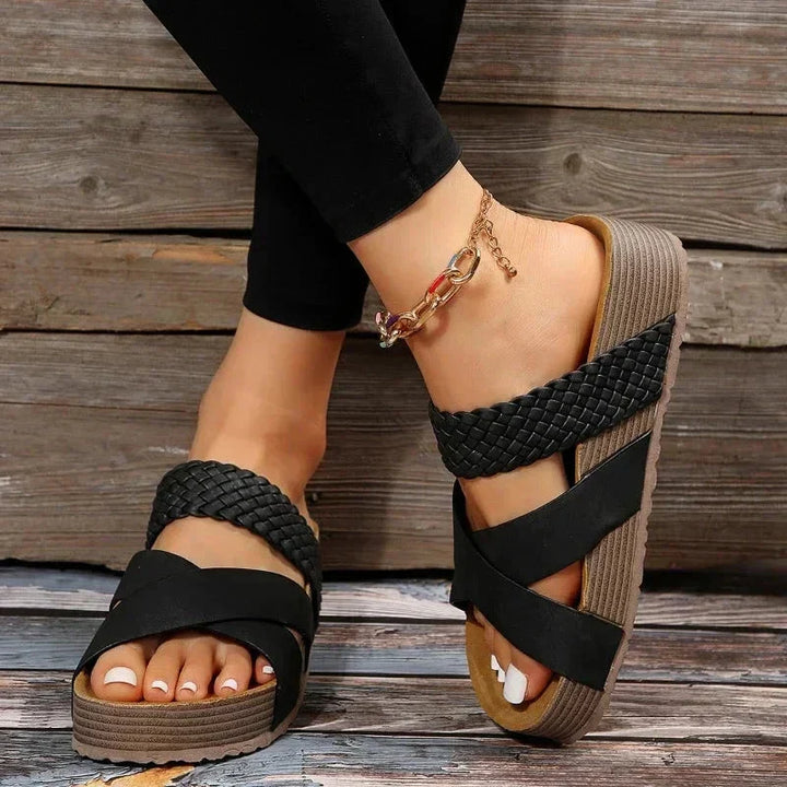 Trendy dames plateau sandalen met gekruiste banden, comfortabel en modieus voor een moderne zomerlook.