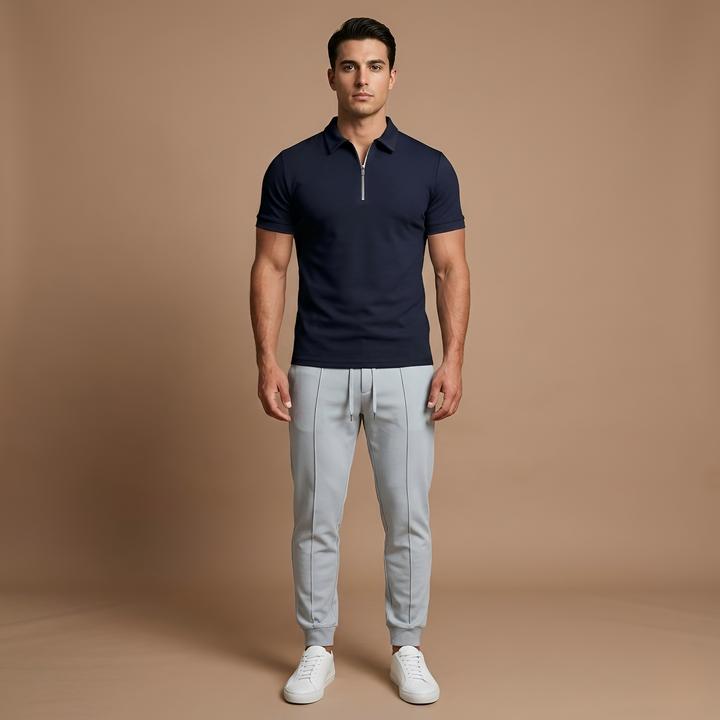 Trendy heren polo met ritskraag en korte mouw in een strakke slim fit pasvorm, voor een moderne man.