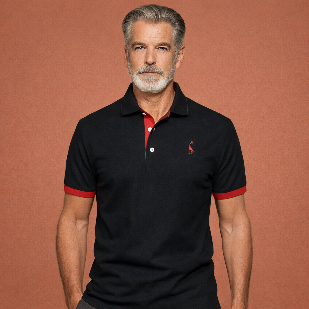 Man draagt een stijlvol heren polo shirt met comfortabele pasvorm, perfect voor een casual of smart-casual outfit.