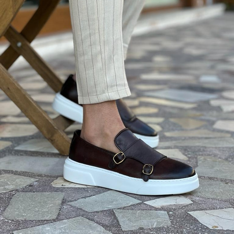 Elegante bruine heren instappers met metalen gesp, perfect voor nette of casual outfits, alle seizoenen.