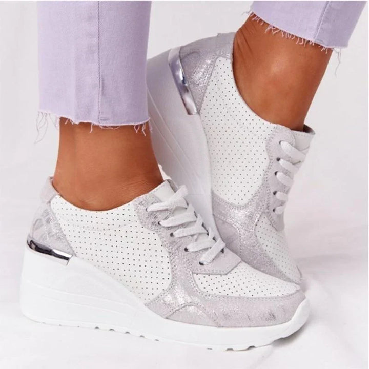Gedetailleerde weergave van de zool en het bovenwerk van de dames sneaker