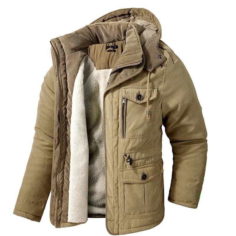 Moderne heren winterjas, heuplengte parka met functionele details. Beschermt stijlvol tegen de elementen.