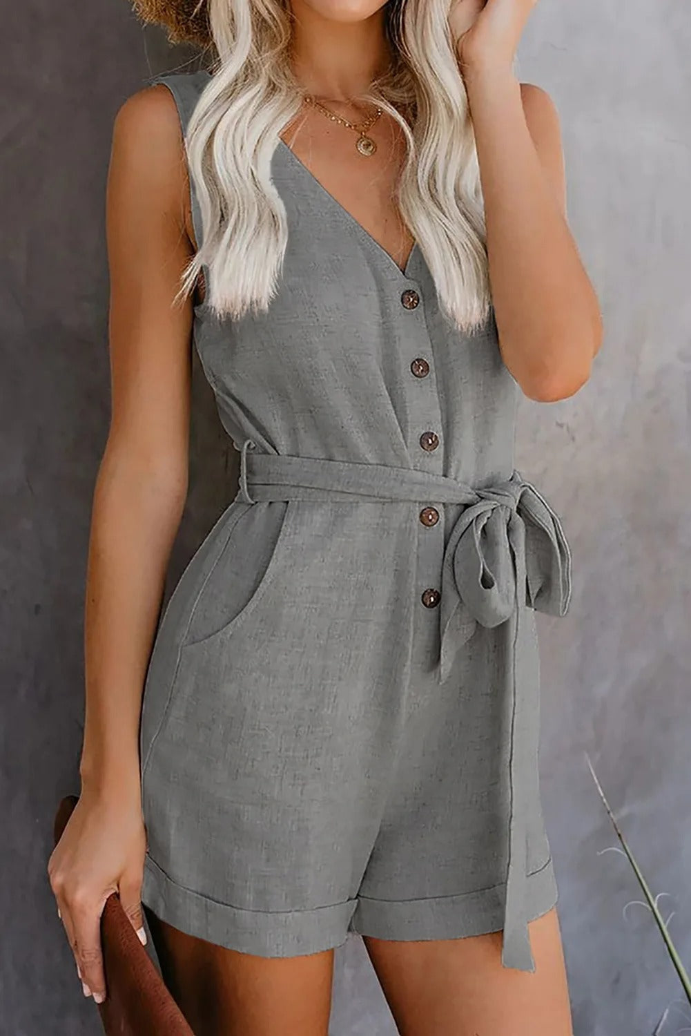 "Nina Jumpsuit met Zakken, V-hals, knoopriem, zachte stretchstof, trendy en comfortabel, perfecte zomeroutfit"