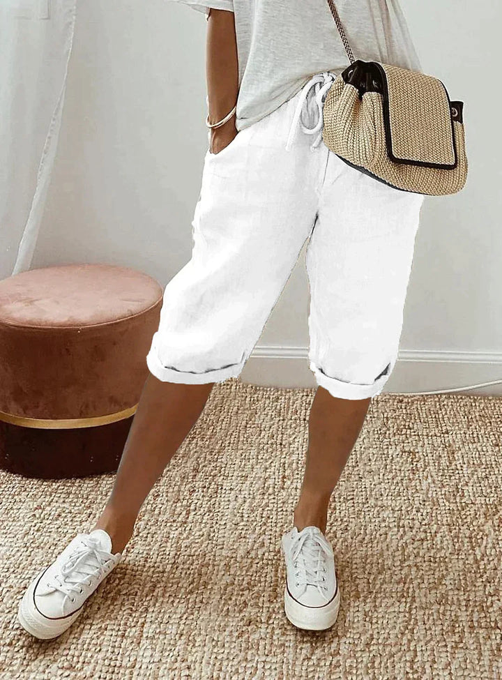 Modieuze dames capri broek van NoovaMode, combineert elegantie met comfort voor de perfecte zomerse stijl.