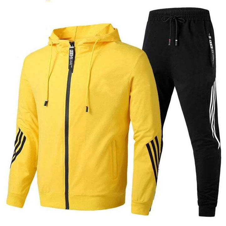 Comfortabel tweedelig heren trainingspak, ideaal voor een relaxte dag of lichte workout. Zacht en ademend.