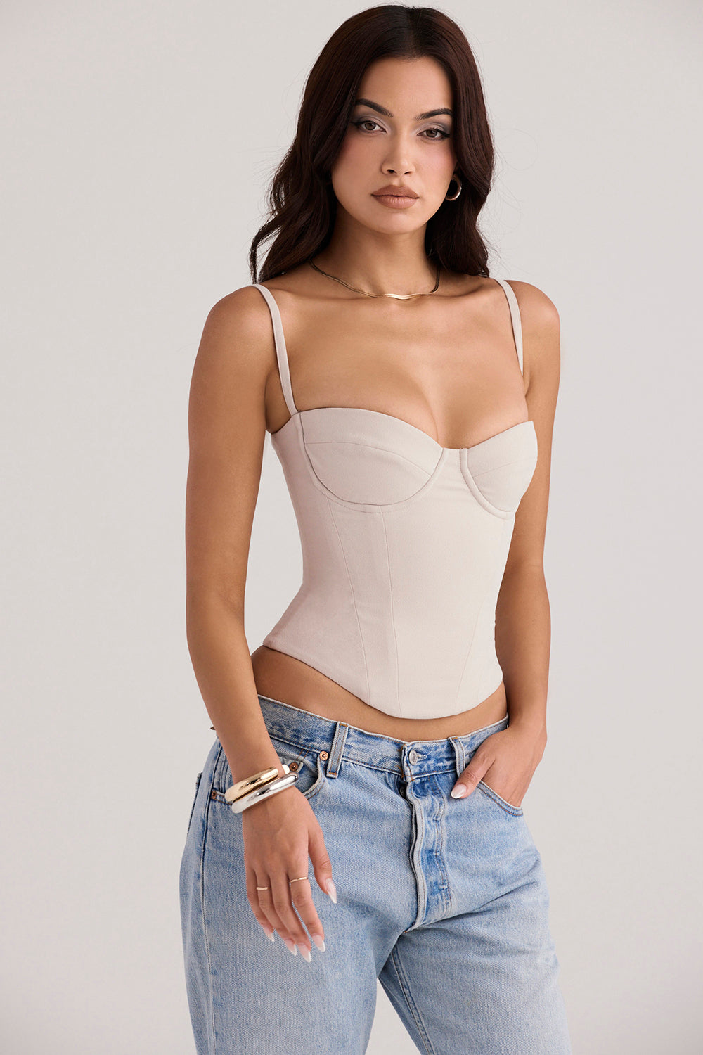 Oesterkleurig korset met beugeldesign, voorgevormde beugels en verstelbare bandjes, elegante en minimalistische look.
