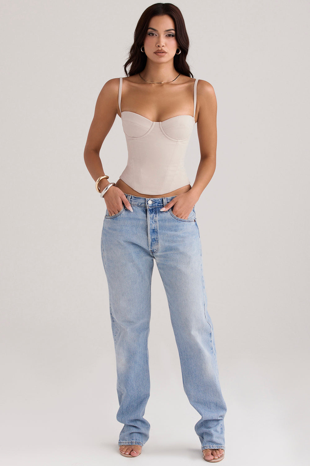 Oesterkleurig korset met beugeldesign, voorgevormde beugels en verstelbare bandjes, elegante en minimalistische look.