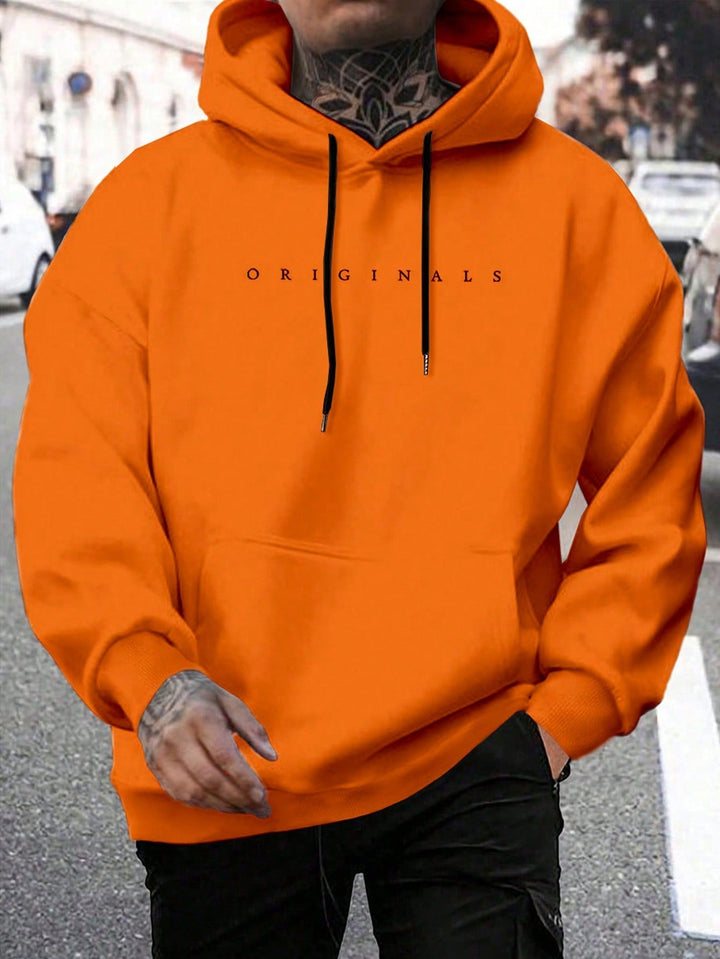 Trendy heren sweater met opvallende letterprint, capuchon en lange mouwen, perfect voor casual stijl.