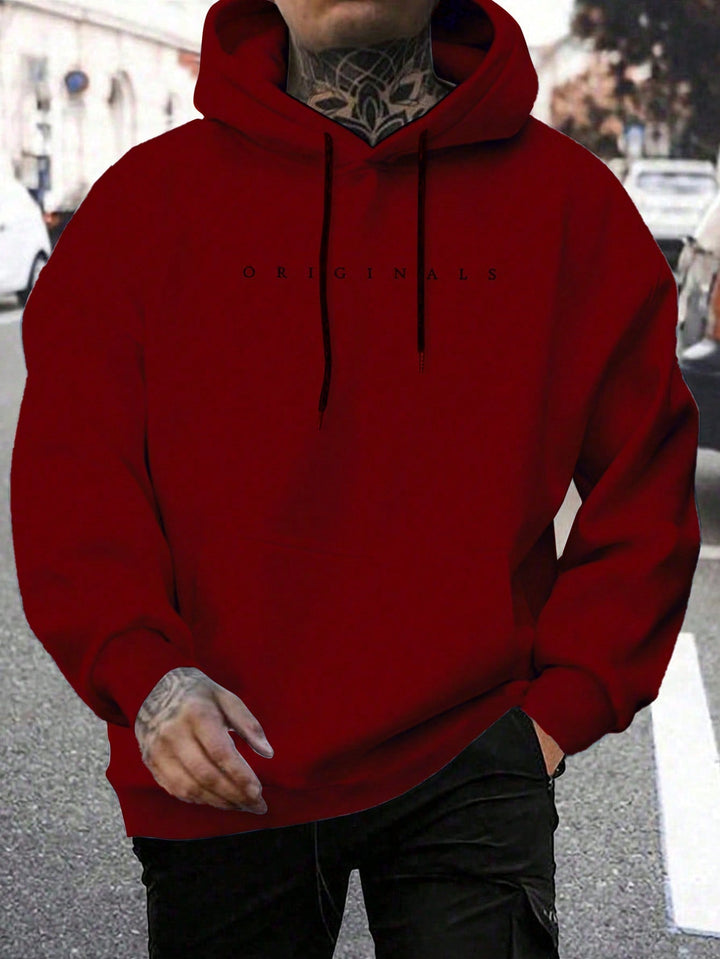 Modieuze heren pullover hoodie met trendy letterprint en capuchon, essentieel voor streetwear.