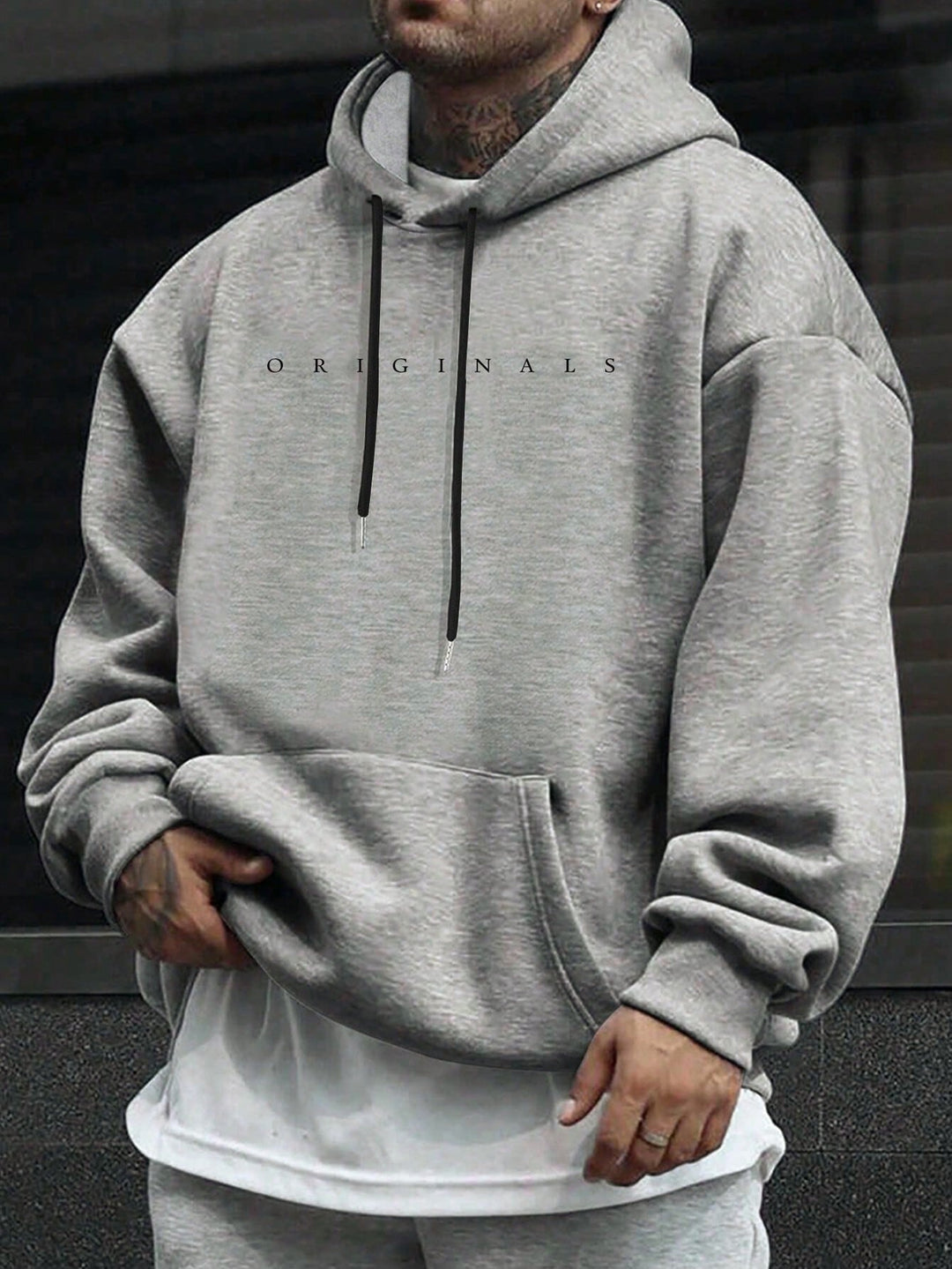 Stijlvolle heren hoodie met grafische letterprint en capuchon, perfect voor een trendy casual outfit.