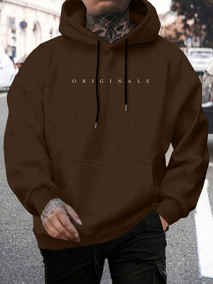 Moderne heren pullover hoodie met capuchon en coole letterprint, voor een jeugdige streetwear look.