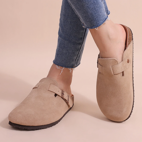 Zijkant van een orthopedische slipper, met focus op de kurkachtige zool en verstelbare band.