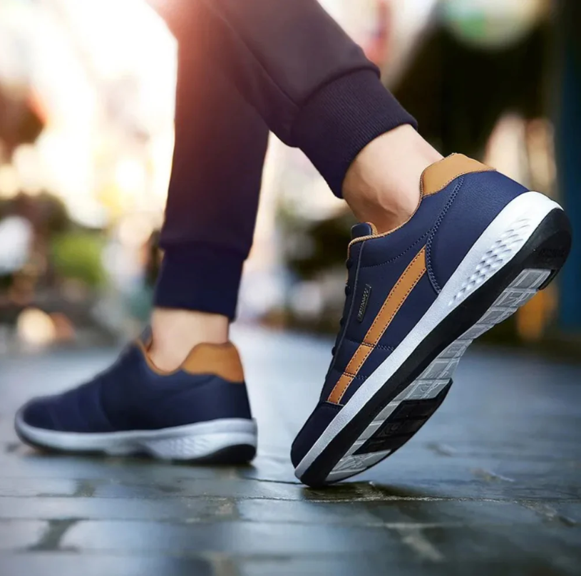 "Orthopedische herensneakers, blauwe ademende stof, dempende zool voor comfort en ondersteuning bij dagelijks gebruik."