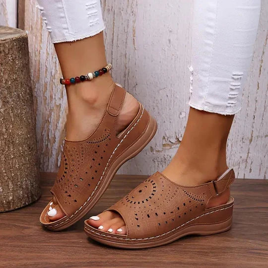 "Orthopedische sandalen met bruine elastische band en antislip zool, ideaal voor comfort en ondersteuning tijdens de zomer."