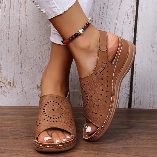 "Orthopedische sandalen met bruine elastische band en antislip zool, ideaal voor comfort en ondersteuning tijdens de zomer."