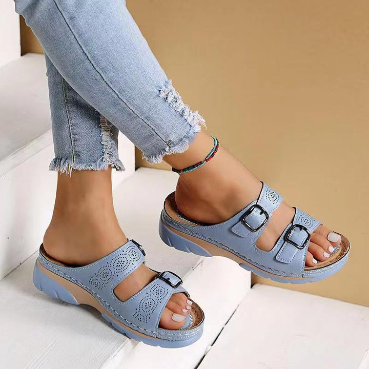 "Orthopedische sandalen met dubbele gespen, ergonomisch voetbed en stijlvolle perforaties, comfortabel en zomerklaar."
