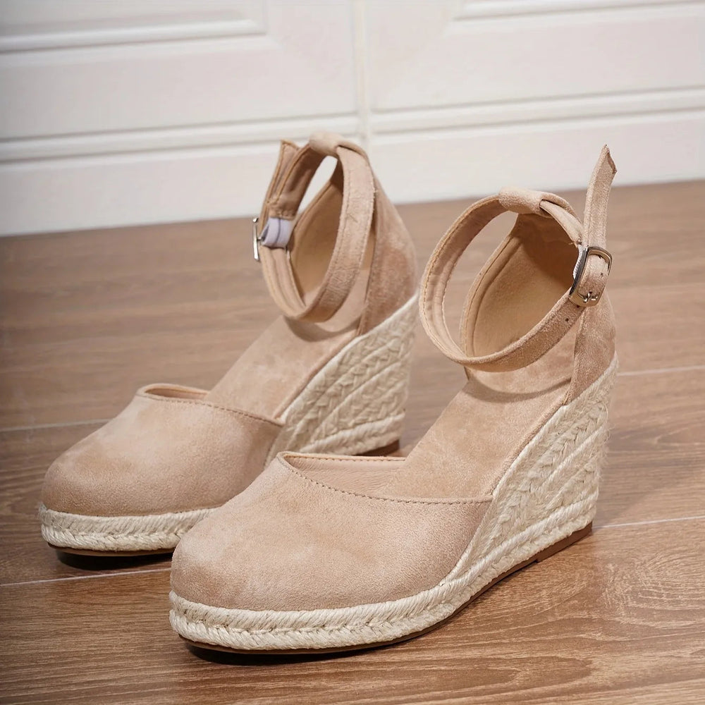 Zwarte modieuze dames espadrille sleehakken met brede pasvorm en comfortabele voetboogondersteuning.