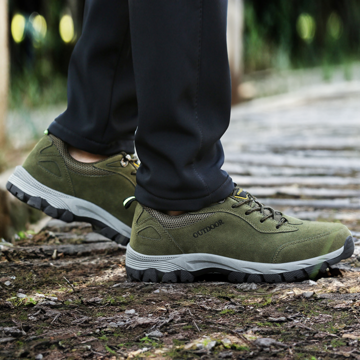 Heren orthopedische wandelschoenen in bruin met stevige zool en comfortabele pasvorm.