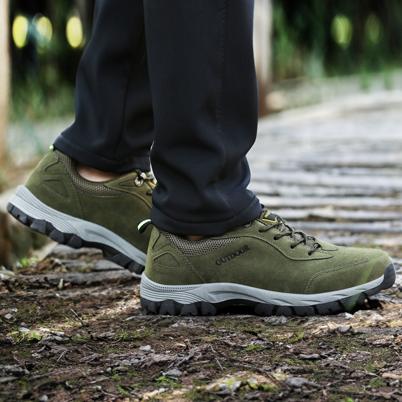 Heren orthopedische wandelschoenen in groen met focus op ondersteuning en grip tijdens het wandelen.