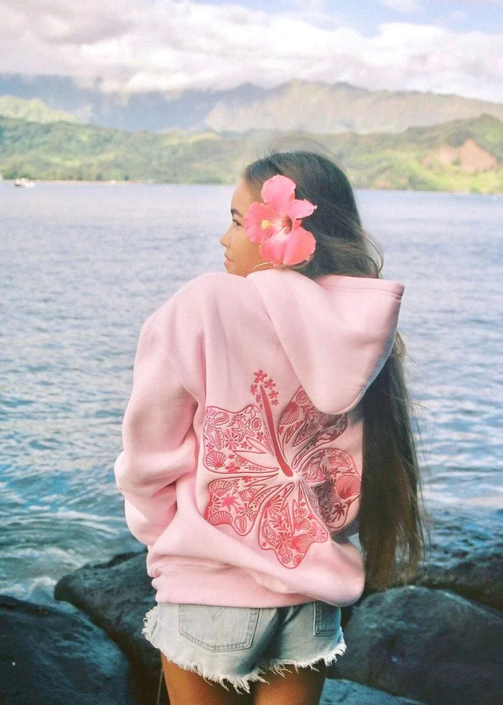 "Oversized tropische print hoodie voor dames, voorkant, comfortabele streetwear met zomerse uitstraling."