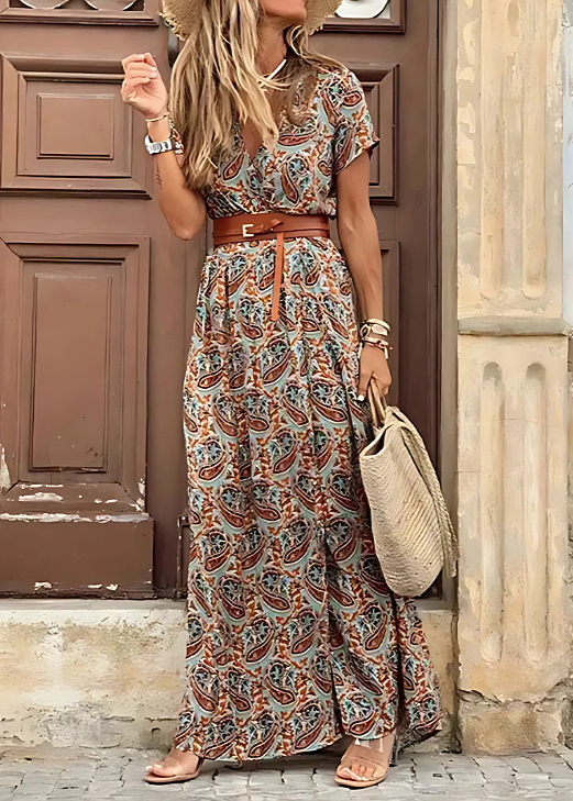 Model draagt comfortabele dames bloemen zomer maxi jurk met V-hals. Geschikt voor elke gelegenheid.