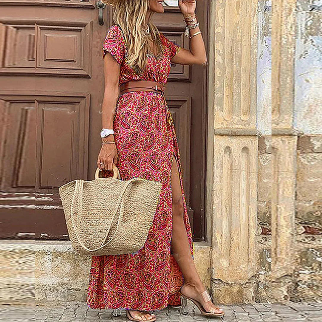 Stijlvolle elegante dames maxi jurk met bloemen en diepe V-hals, perfect voor een chique zomerlook.
