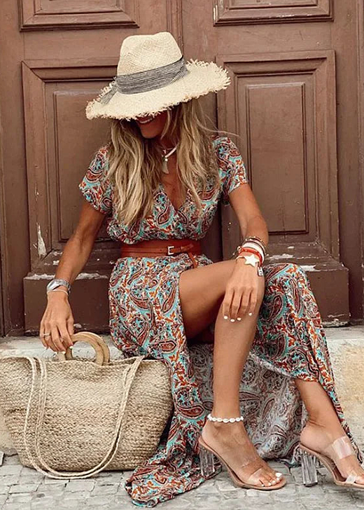 Detail van vloeiende stof en bloemenprint van de elegante dames maxi zomerjurk met V-hals.