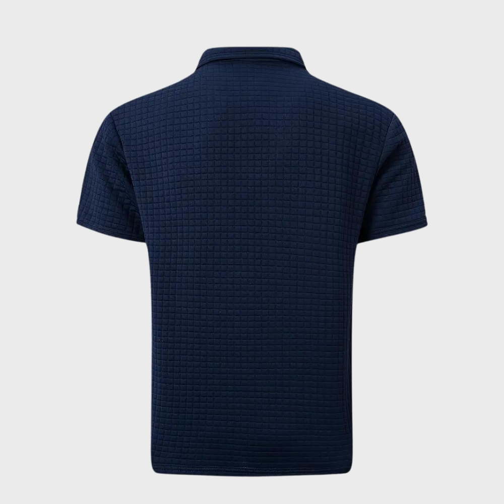 Close-up van de kraag en knoopsluiting van het poloshirt voor heren