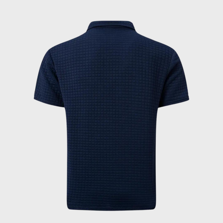 Close-up van de kraag en knoopsluiting van het poloshirt voor heren