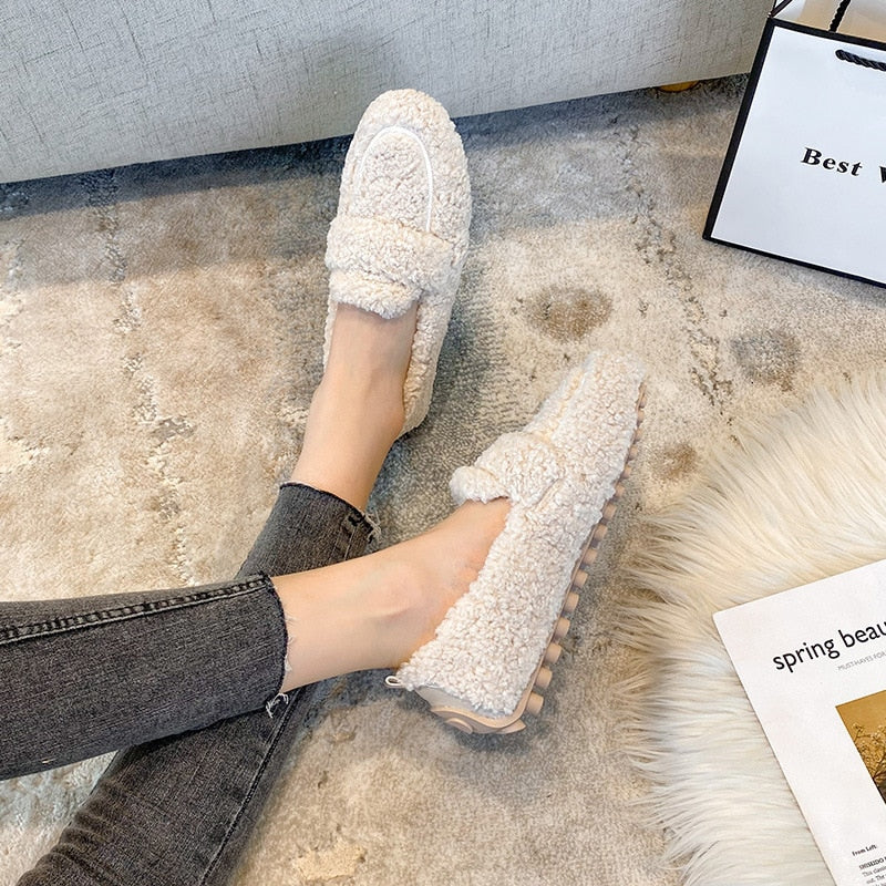 Pluche pantoffels voor dames, warm en stijlvol, met een elegant design en zachte, luxueuze stof voor thuiscomfort.