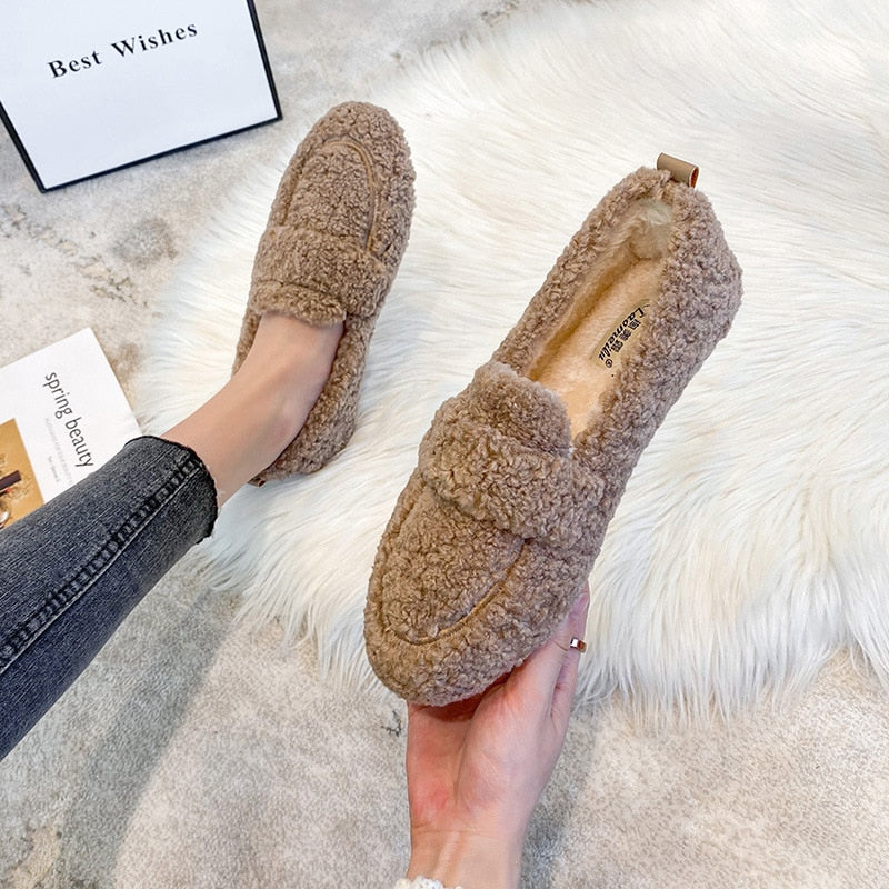 Pluche pantoffels voor dames, warm en stijlvol, met een elegant design en zachte, luxueuze stof voor thuiscomfort.
