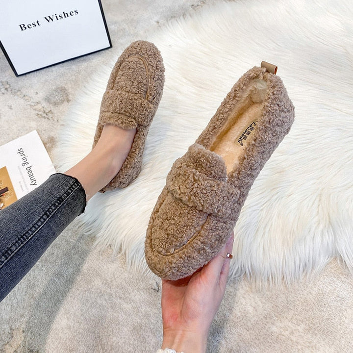 Pluche pantoffels voor dames, warm en stijlvol, met een elegant design en zachte, luxueuze stof voor thuiscomfort.