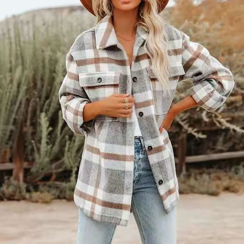 Nieuwe collectie damesblouses in geruite stijl, verkrijgbaar in meerdere maten.