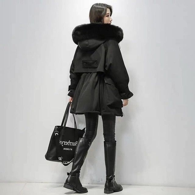 Korte dames thermojas, donsjack stijl, combineert warmte met winterse elegantie.